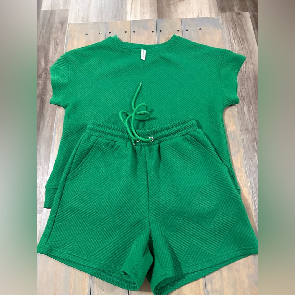 Dokotoo shorts & top matching lounge set. Size small. Green textured set.